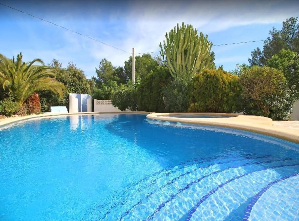 Villa Robert con piscina comunitaria uso exclusivo para una casa por turno Calpe Exterior foto